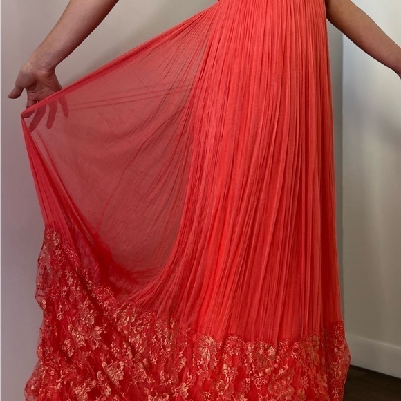 Catherine Deane Size 8 US has a stain on the right bust - Picture 9 of 12